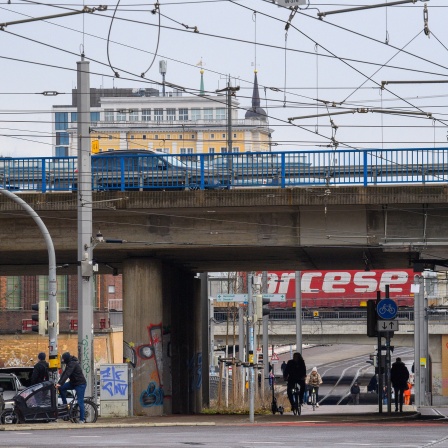 Die Brücke der B71 am Damaschkeplatz in Magdeburg.