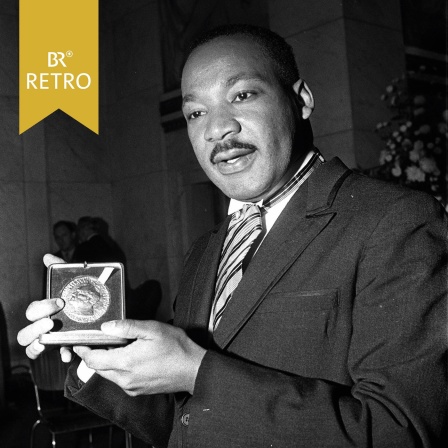 Friedensnobelpreisträger Martin Luther King mit der Nobelpreismedaille.  | Bild: picture alliance / NTB | Henrik Laurvik