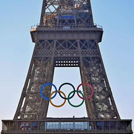 Eiffelturm, geschmückt mit riesigen Olympischen Ringen