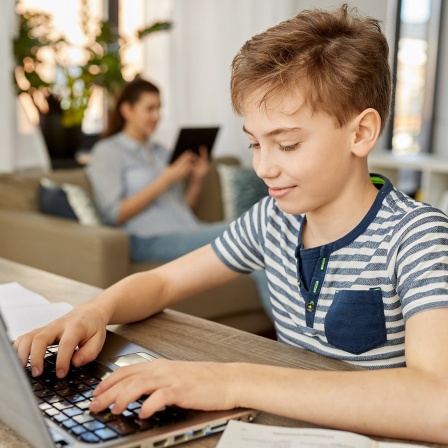 Schüler sitzt am Computer.