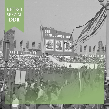 Das Cover zeigt eine Menschenmenge bei einem Parteitag der SED. Über der Tribüne ist über den Gesicherten von Marx, Engels und Lenin zu lesen: "Der Sozialismus wir siegen".