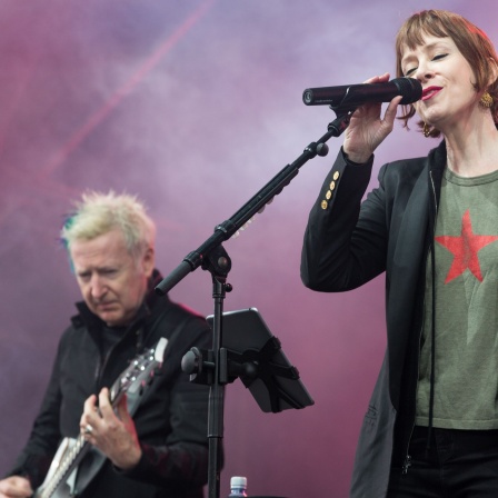 Suzanne Vega live mit Gitarrist