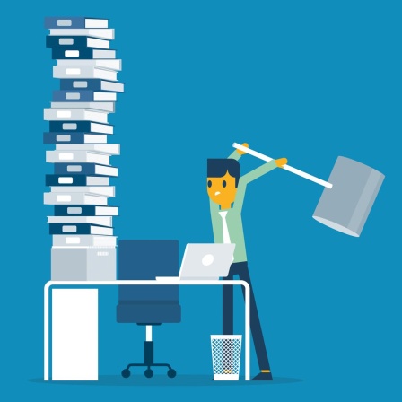 Illustration einer Person, die einen überdimensional großen Hammer in der Luft hält und ihn auf einen Schreibtisch überfüllt mit Akten schlagen will.