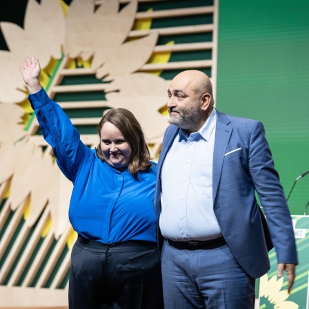 Ricarda Lang und Omid Nouripour auf der Bühne beim Parteitag der Grünen am 24.11.23