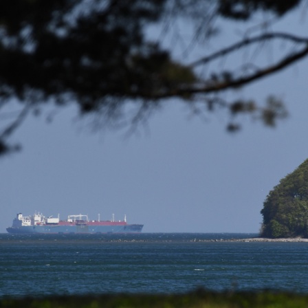LNG Tanker "Seapeak Hispania" liegt auf der Ostsee vor Binz auf Rügen. 