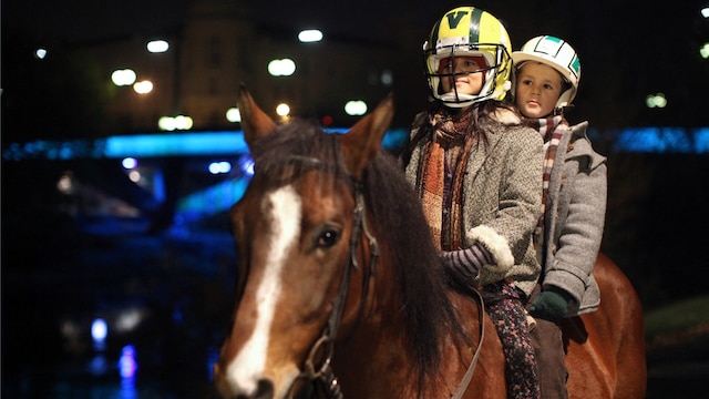 Dana(Nataša Paunović) und Mika(Enzo Gaier) auf dem Pferd