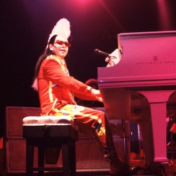 Elton John sitzt 1986 bei einem Auftritt in Köln am Klavier