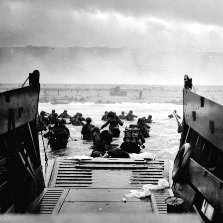 Soldaten der ersten Division der US-Armee landen am 6. Juni 1944 am Strand von Omaha-Beach in der Normandie.