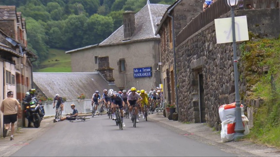 Sportschau Tour De France - Etappe 11 - Wout Van Aert Stürzt