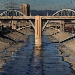 Das Beitragsbild des Dok5 "Der L.A. River - Fall und Aufstieg eines Flusses " zeigt die historische 4th street Brücke über den Los Angeles River.