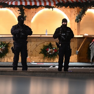 Die Polizei ist am Magdeburger Weihnachtsmarkt im Einsatz.