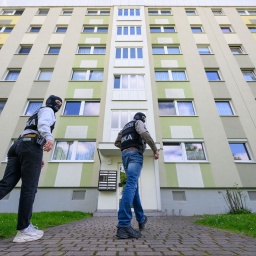 Polizisten des Bundeskriminalamts durchsuchen in Dresden die Wohnung eines Mitarbeiters von AfD-Politiker Maximilian Krah, dem vorgeworfen wird für China spioniert zu haben (Bild: picture alliance/dpa/Robert Michael)