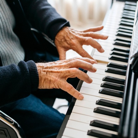 Älterer Mann spielt Klavier