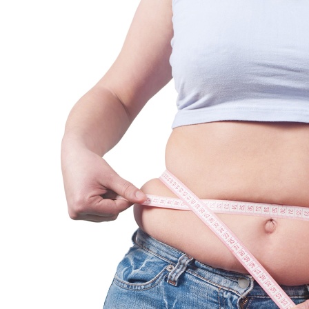 Zwei Frauen messen mit Maßbändern ihren Bauchumfang.