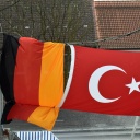 Eine Deutsche und eine Türkische sind zusammengebunden.