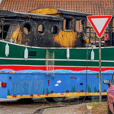 Ausgebrannter Motivwagen mit verkohltem Aufbau