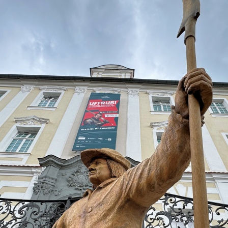Eine Statue vor dem Kloster Schussenried zur Landesausstellung.