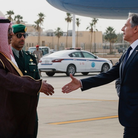 US-Außenminister Antony Blinken wird von Mohammed Al-Ghamdi, dem Direktor des saudischen Außenministeriums für protokollarische Angelegenheiten, bei seiner Ankunft in Riad, Saudi-Arabien begrüßt.