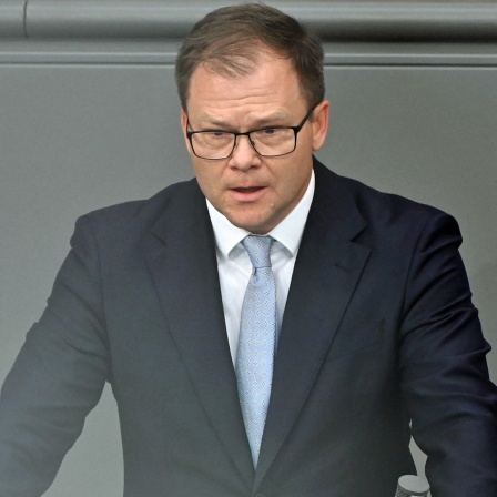 Carsten Schneider (SPD), Bundesminister für Umwelt, Klimaschutz, Naturschutz und nukleare Sicherheit, spricht im Plenarsaal im Bundestag.