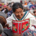 Indigene Frau beim Papstbesuch in Kanada