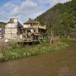 Ein abbruchreifes Haus, das durch die Flutkatastrophe zerstört wurde, steht noch immer am Ufer der Ahr.