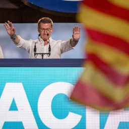 PP-Chef Alberto Núñez Feijóo feiert vor seinen Anhängern am Wahlabend umgeben von spanischen Nationalflaggen
