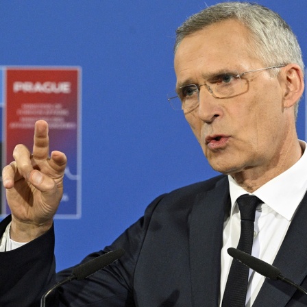 NATO-Generalsekretär Jens Stoltenberg spricht nach dem Treffen der Außen- und Verteidigungsminister der Mitgliedsstaaten in Prag vor der Presse.