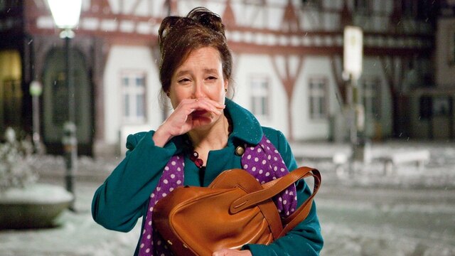 Nanu? Warum stolpert die frisch verliebte Frau Latzel (Caroline Ebner) in Tränen aufgelöst über den Marktplatz? | Bild: ARD/BR/Sabine Hackenberg