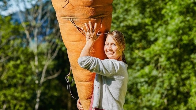Gemeinschaftsgärtnerin Annette Aller mit Riesenmöhre