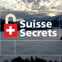 Ein geöffnetes Schloss mit dem Schweizer Logo neben der Aufschrift "Suisse Secrets" vor einer Berg- und Seenlandschaft
