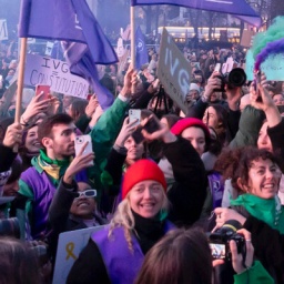 In Paris feiern Menschen vor dem Eifelturm das Grundrecht auf Abtreibung, das seit diesem Jahr in der französischen Verfassung verankert ist.