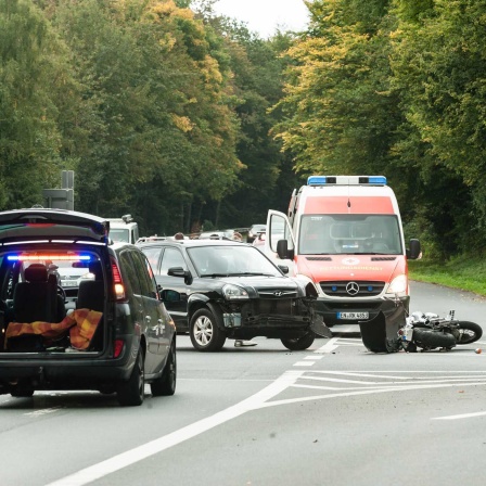 ARCHIV: Unfall Pkw und Motorrad (Bild: IMAGO/Funke Foto Services)