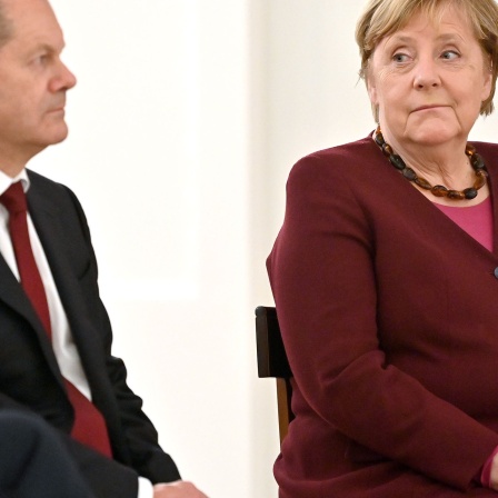Bundeskanzlerin Angela Merkel (CDU) und Finanzminister Olaf Scholz (SPD) hören Bundespräsident Steinmeier bei einer Rede zu. 