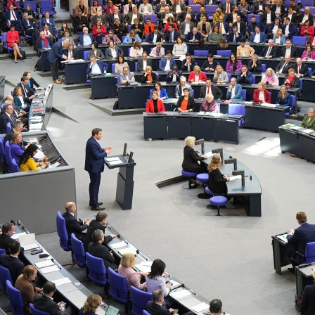 Lars Klingbeil, SPD-Fraktionsvorsitzender, spricht in der 214. Plenarsitzung der 20. Legislaturperiode im Deutschen Bundestag.