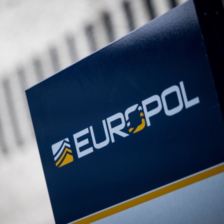 Ein Schild "Europol" ist am Gebäude von Europol zu sehen.