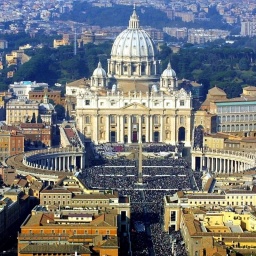 Blick von oben auf den Petersdom und den überfüllten Platz.