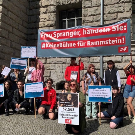 "Keine Bühne für Rammstein"_Protestaktion vor der Berliner Senatsverwaltung für Inneres und Sport_27.6.2023_foto: rbb/Carl Winterhagen