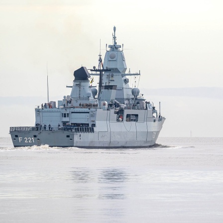 Die Fregatte "Hessen" der deutschen Bundeswehr läuft aus dem Hafen in Wilhelmshaven aus, unterwegs auf dem Weg ins Roten Meer. (Archivbild)