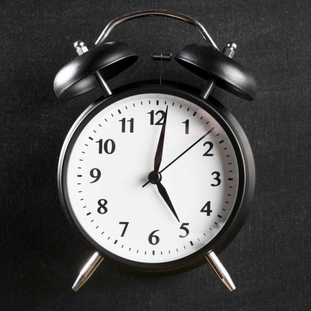 Wecker mit 5 Uhr Anzeige (Bild: picture alliance/imageBROKER/Oleksandr Latkun)