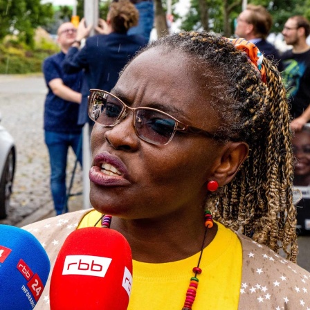 Adeline Abimnwi Awemo, CDU-Kandidatin für den Landtag Brandenburg, wird im Wahlkampf interviewt.