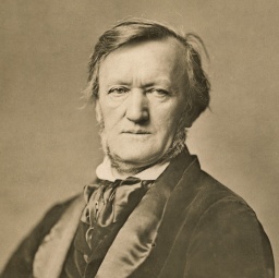 Der Komponist Richard Wagner in einer schwarz-weiß Portraitaufnahme. Er guckt ernst in die Kamera.