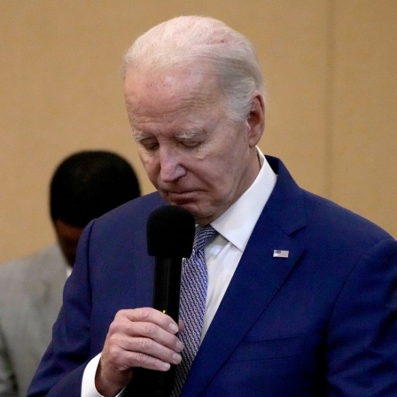 Joe Biden, Präsident von den USA, verneigt sich in einer Schweigeminute für die drei amerikanischen Soldaten, die am Sonntag, 28. Januar 2024, bei einem Drohnenangriff im Nordosten Jordaniens getötet wurden.t.