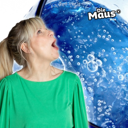 Bildmontage: Nina mit Blubberblasen in Sprudelglas