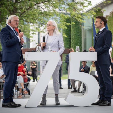 Bundespräsident Steinmeier mit Frankreichs Präsident Macron beim Bühnengespräch