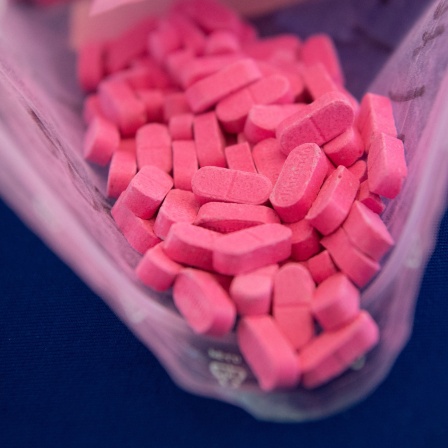 Viele rosa Drogen-Pillen