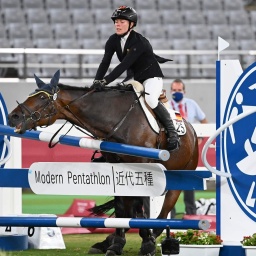 Annika Zillekens  bei den Olympischen Spielen 2021 in Tokyo auf dem Pferd Saint Boy, das den Sprung verweigert.
