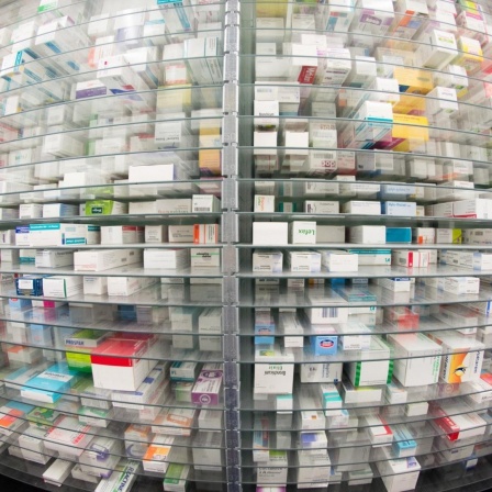 Zahlreiche Medikamente liegen in den Regalen eines Kommissionierautomaten der Firma Rowa in einer Apotheke in Hamburg