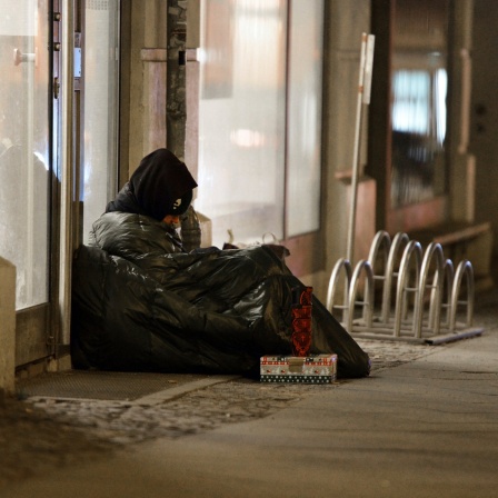 Ein Obdachloser campiert am 11.02.2014 in Berlin