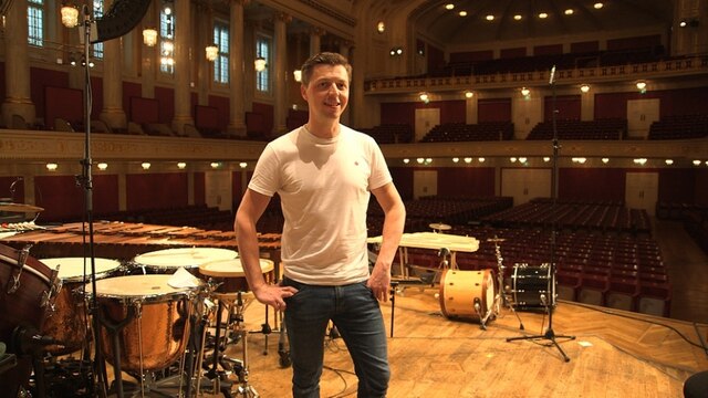 Der österreichische Schlagzeuger, Multi-Perkussionist und KlickKlack-Moderator Martin Grubinger auf der Bühne des Wiener Konzerthauses. | Bild: BR