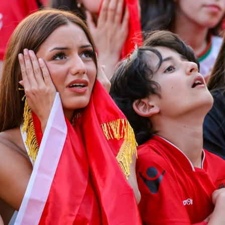 EM 2024: Enttäuschte Gesichter bei den albanischen Fans nach dem 1:0 für Spanien (Bild: picture alliance/dpa | Christoph Reichwein)